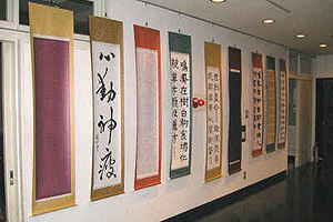 2階廊下にも本校生徒による作品が展示されています 2階廊下にも本校生徒による作品が展示されています