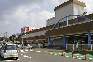 本校より徒歩10分程の所に大型店舗(ユニー)もあり、とても便利です 本校より徒歩10分程の所に大型店舗(ユニー)もあり、とても便利です