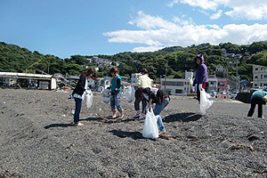 いいお天気の中、みんなでゴミを拾います