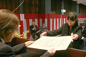 卒業証書授与　高橋 薫さん