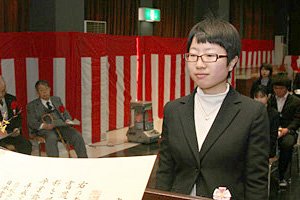 卒業証書授与　前田 郁恵さん
