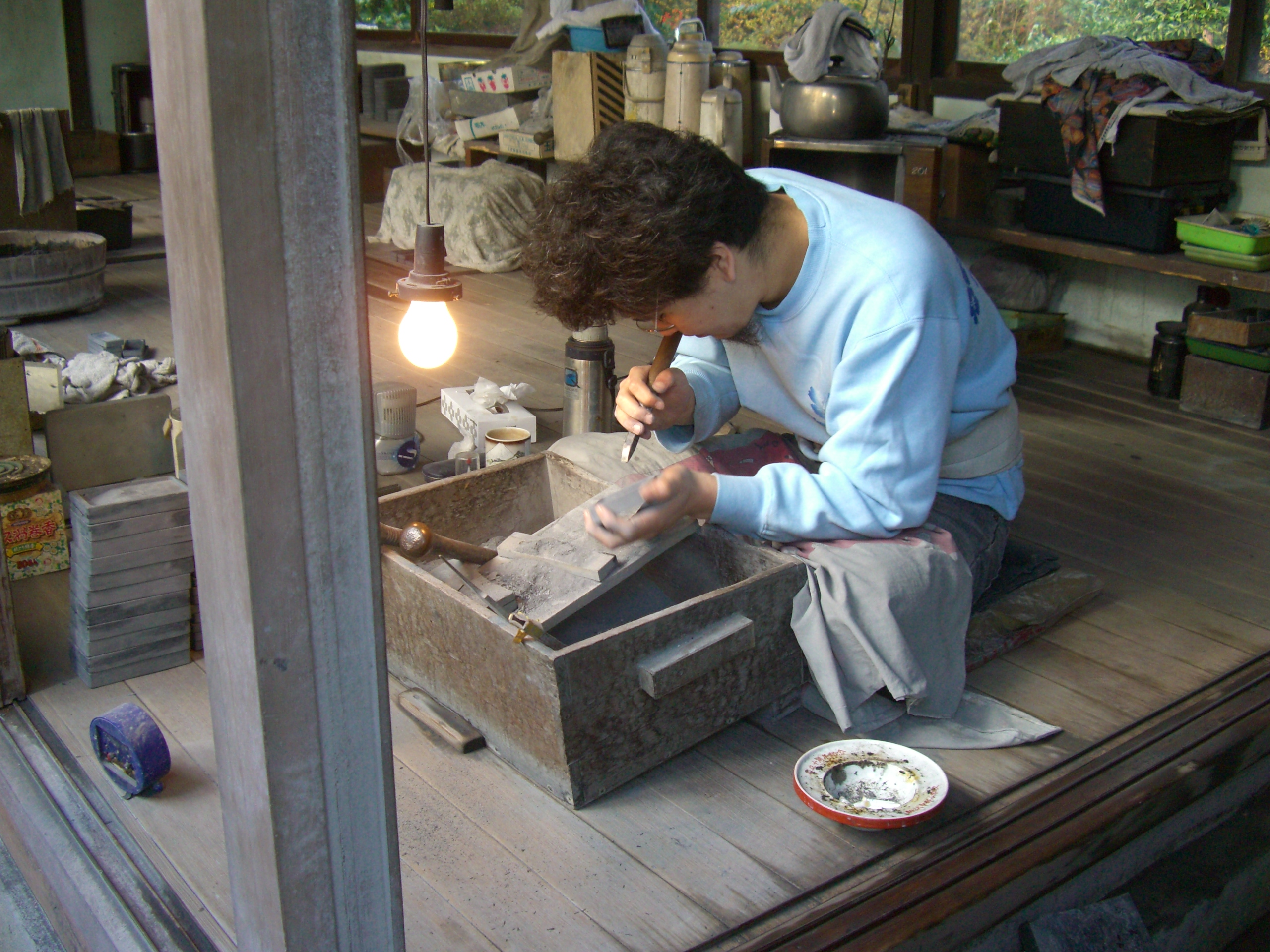 雨畑硯の制作を見学