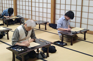 新入生は写経場で初めての実践です 新入生は写経場で初めての実践です