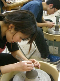 陶芸の授業。思い思いの作品を作ります 陶芸の授業。思い思いの作品を作ります