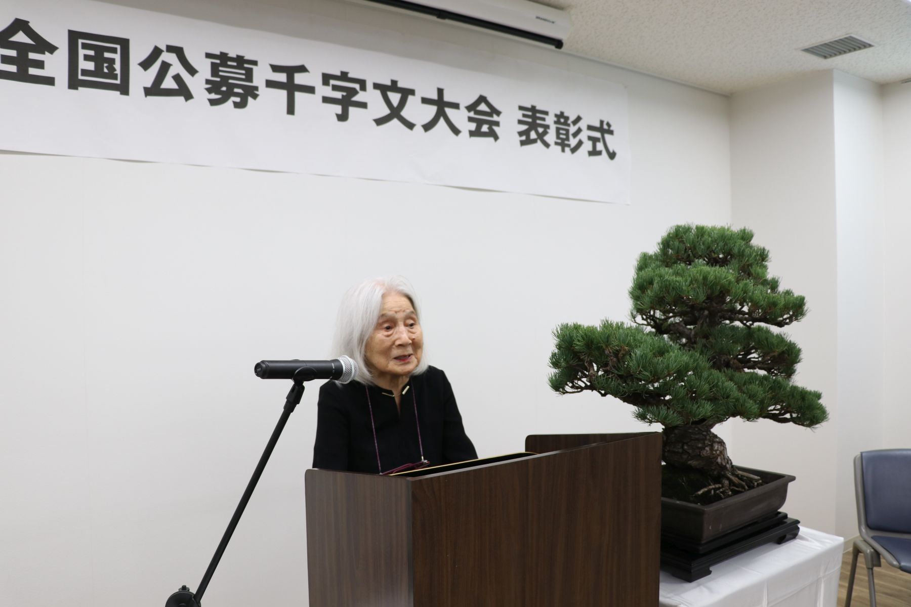 お祝いの言葉を述べられる石橋智子校長 お祝いの言葉を述べられる石橋智子校長