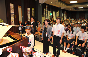 文部科学大臣賞受賞者の皆さん。左から竹内大貴さん、木村佳鈴さん（手前）、篠永洋子さん、手島遼さん