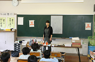 南小学校で子ども達の指導をする内田さん 南小学校で子ども達の指導をする内田さん