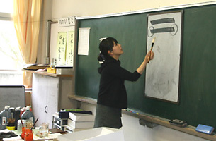 南小学校で子ども達の指導をする内田さん 南小学校で子ども達の指導をする内田さん